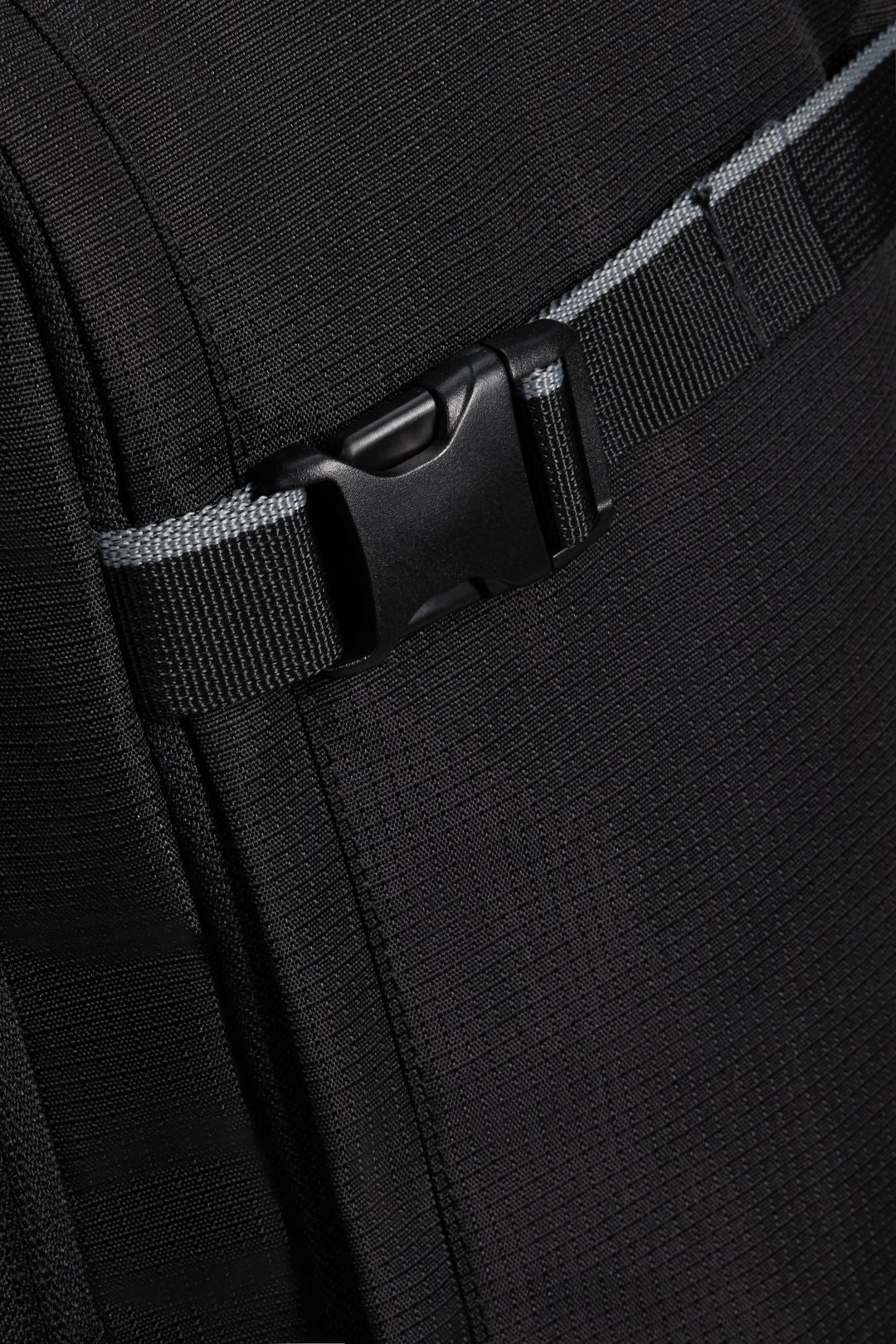 Pack Maleta Cabina SoundBox + Mochila Take2cabin de American Tourister - Negro - Image 11